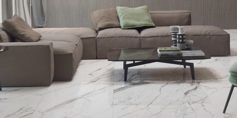 Baños de mármol con carácter andaluz y diseño atemporal en Chiclana de la Frontera Baños de mármol con carácter andaluz y diseño atemporal en Chiclana de la Frontera